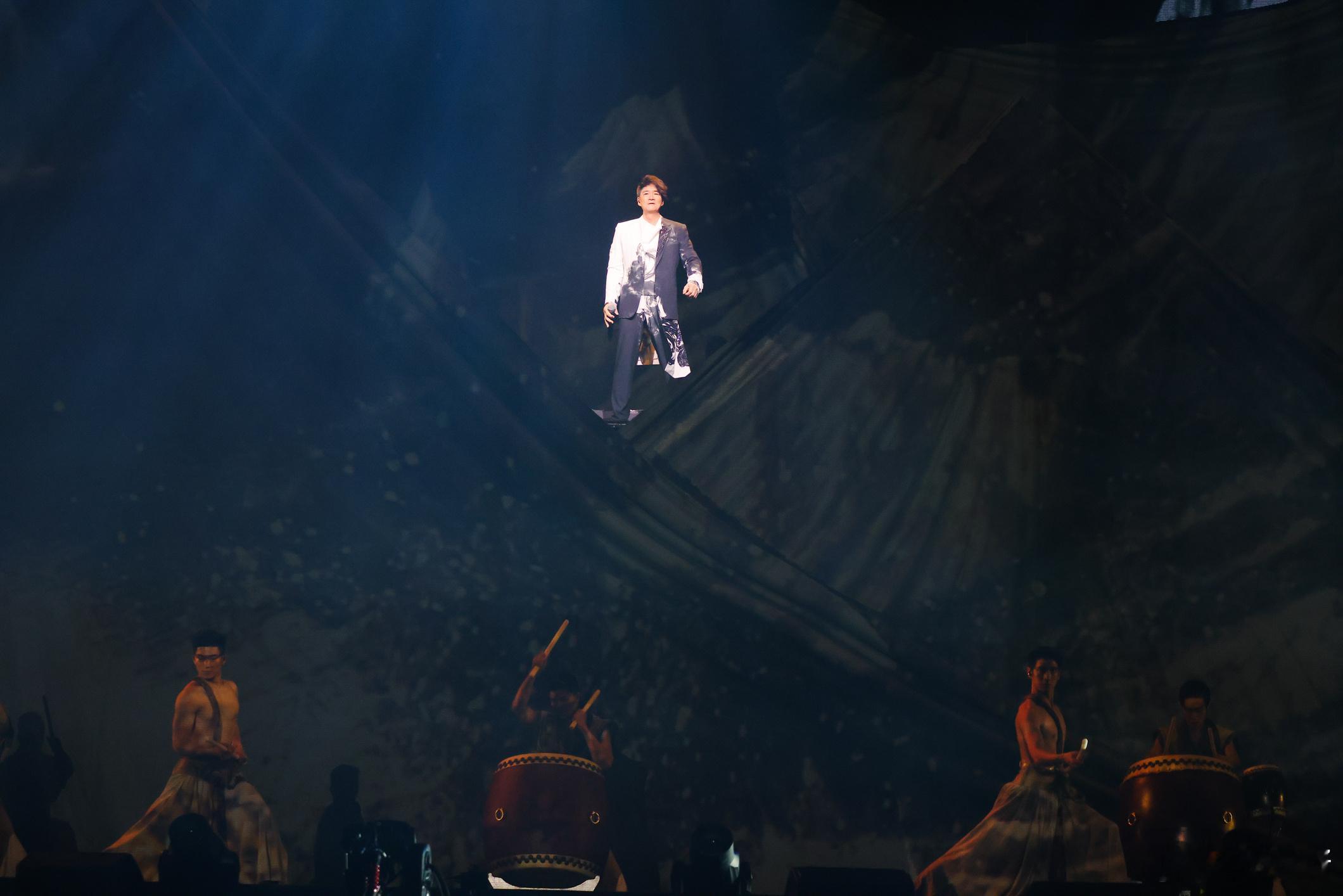 #周华健一开口便是江湖# 周华健发声，江湖风云涌起。时光难蚀其韵，歌声仍携侠义。