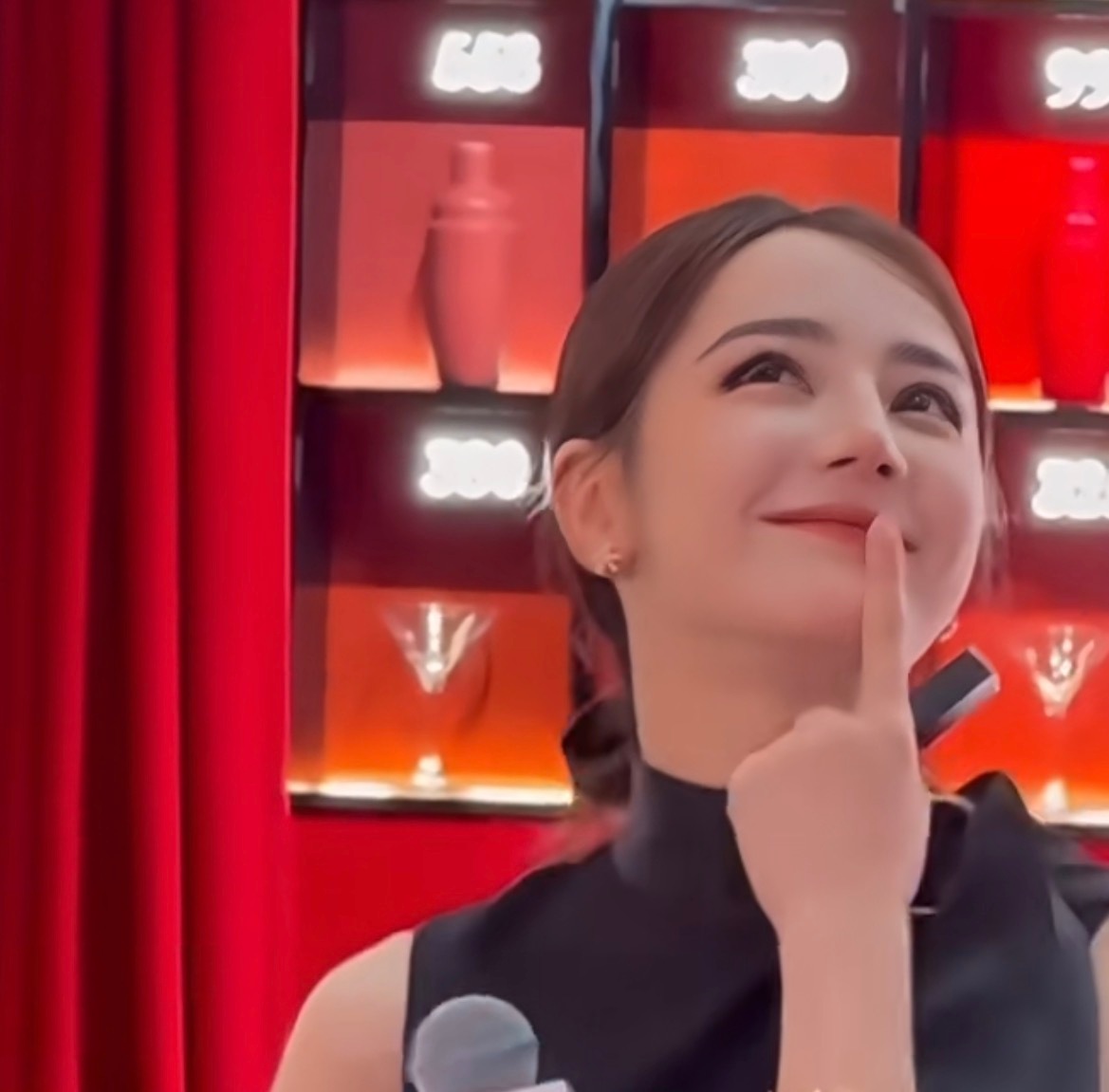 迪丽热巴索吻饭撒所有人都给我回吻好吗这是不是热巴第一次索吻粉丝？ 