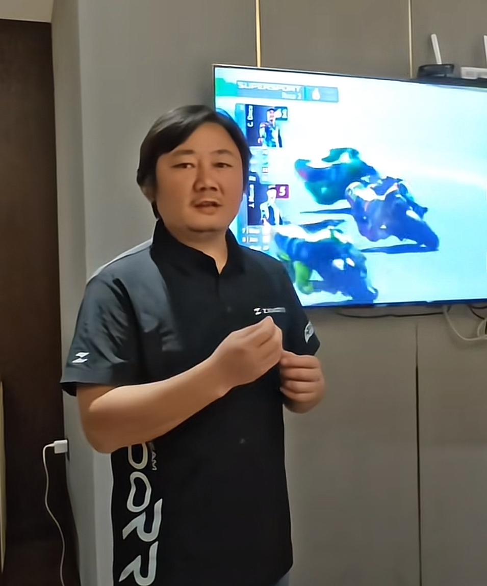 难道德比斯不想拼了，在第二回合的时候就退赛了？
张雪回应退赛的原因是机械故障，比