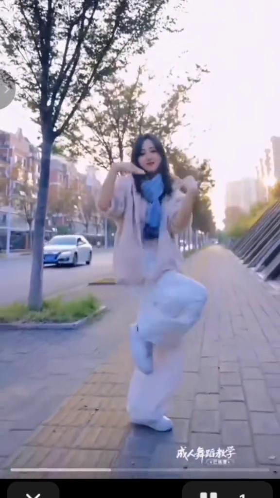 成人舞蹈教学。
新人报道，五分钟之前起的新号，如果你也是新号。