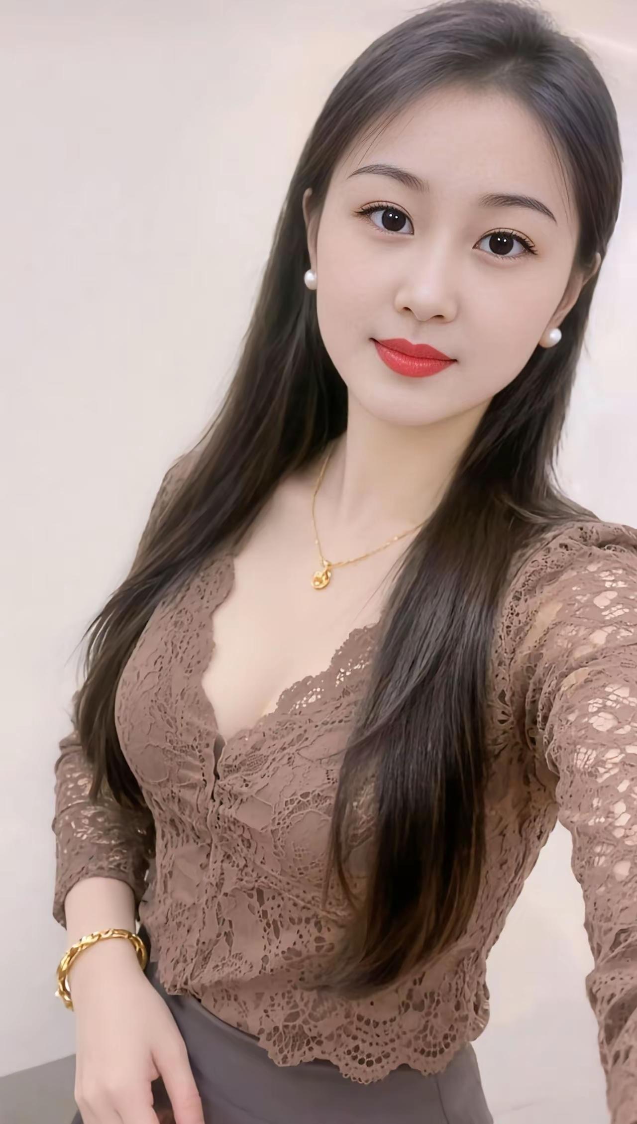 优雅蕾丝衫，甜美少女心，精致妆容，气质满满