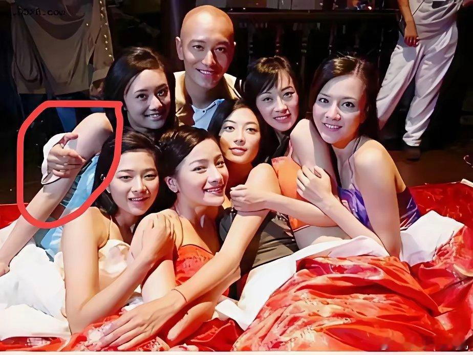 万万没想到，黄晓明和女演员拍亲密戏份还这么有绅士风度，右手的大拇指和食指都翘起来