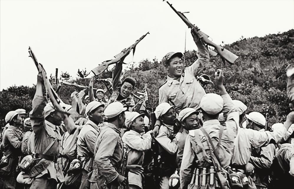 美国人到现在也想不通：190万发炮弹为何轰不平一座小山头？上甘岭43天血战，毫无