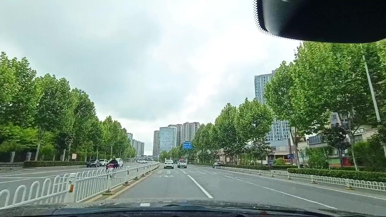 今天是五一，按捺不住激动的心，向高速出发了。雨过天晴，蓝天白云相伴，从郧阳上高速