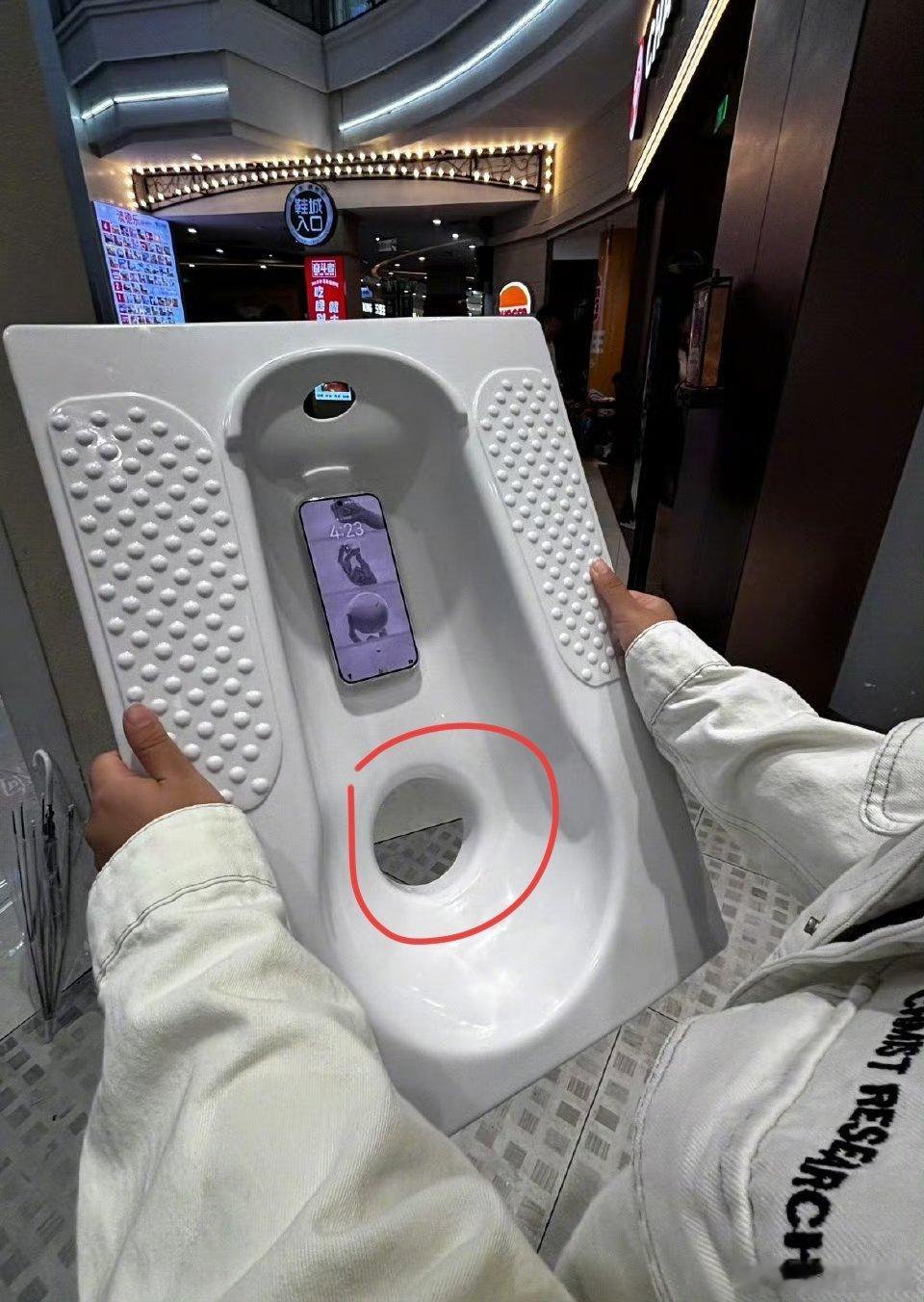 卖不出去的东西加个壳就卖出去了人有的时候真的会很无语，在红圈后面再套个袋子，高速