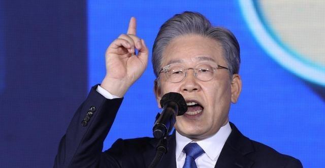 最后不到24小时，尹锡悦或面临死刑，李在明1对7，韩政坛大洗牌。

2022年大