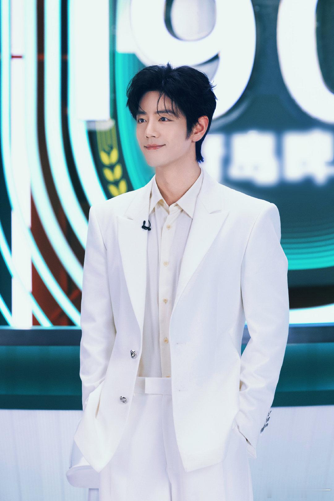 肖战来吧小fafa肖战要不要这么可爱啊谁还没循环肖战来吧小fafa片段，白西装造