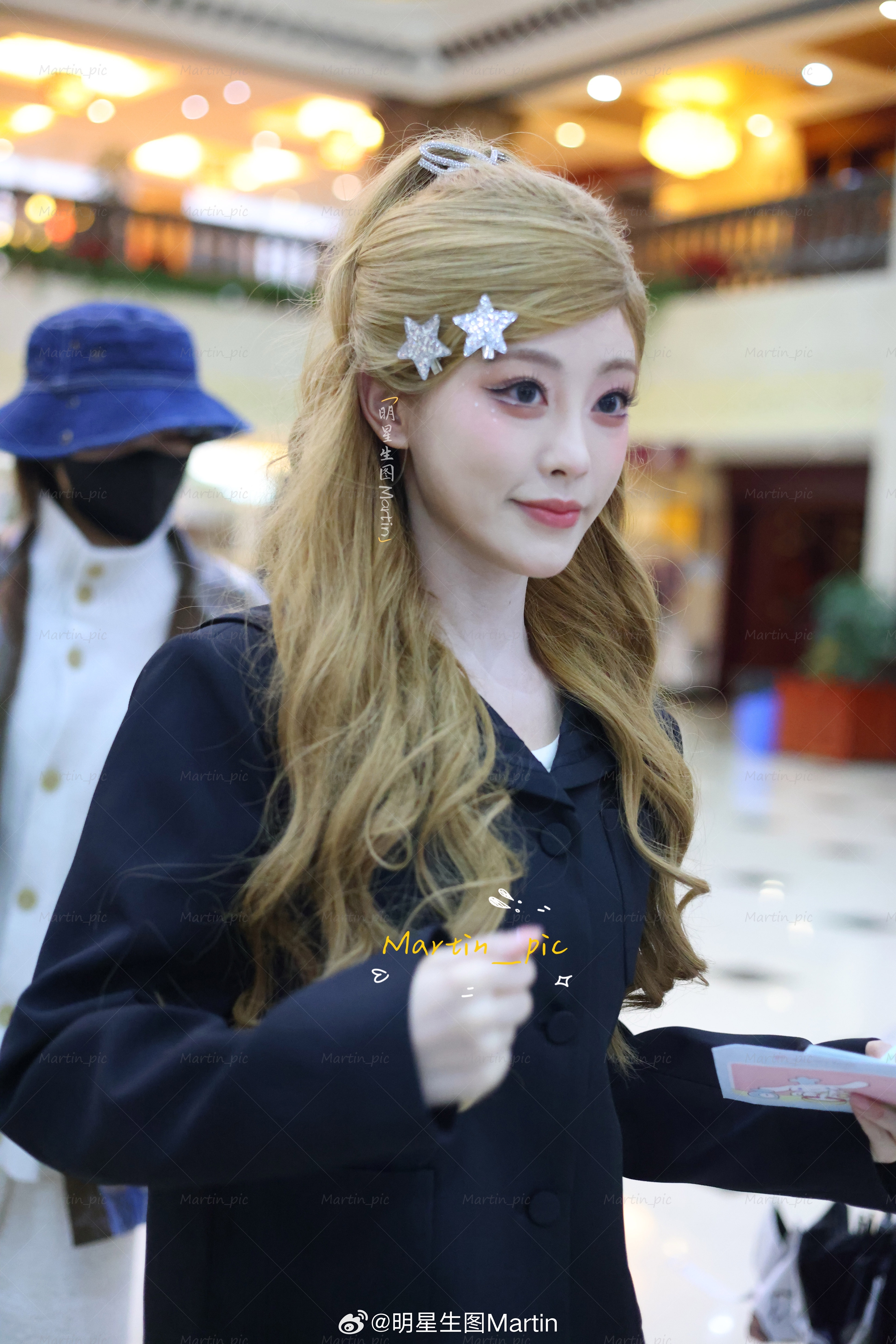 祝绪丹浪姐二公上班生图金色卷发大眼真人芭比，电眼好闪[羞嗒嗒][羞嗒嗒]祝绪丹金