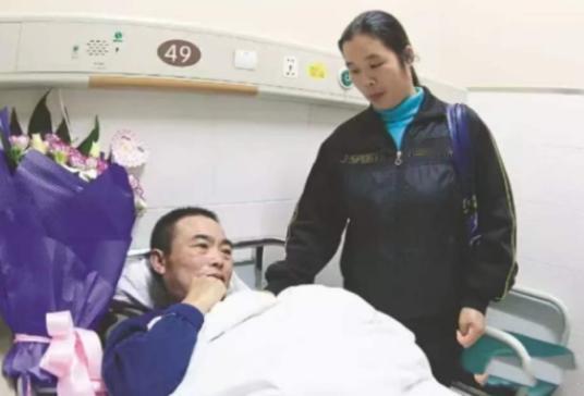 1988年，一名飞行员坠入深山，被好心的农民相救，27年后，农民的妻子打来电话：