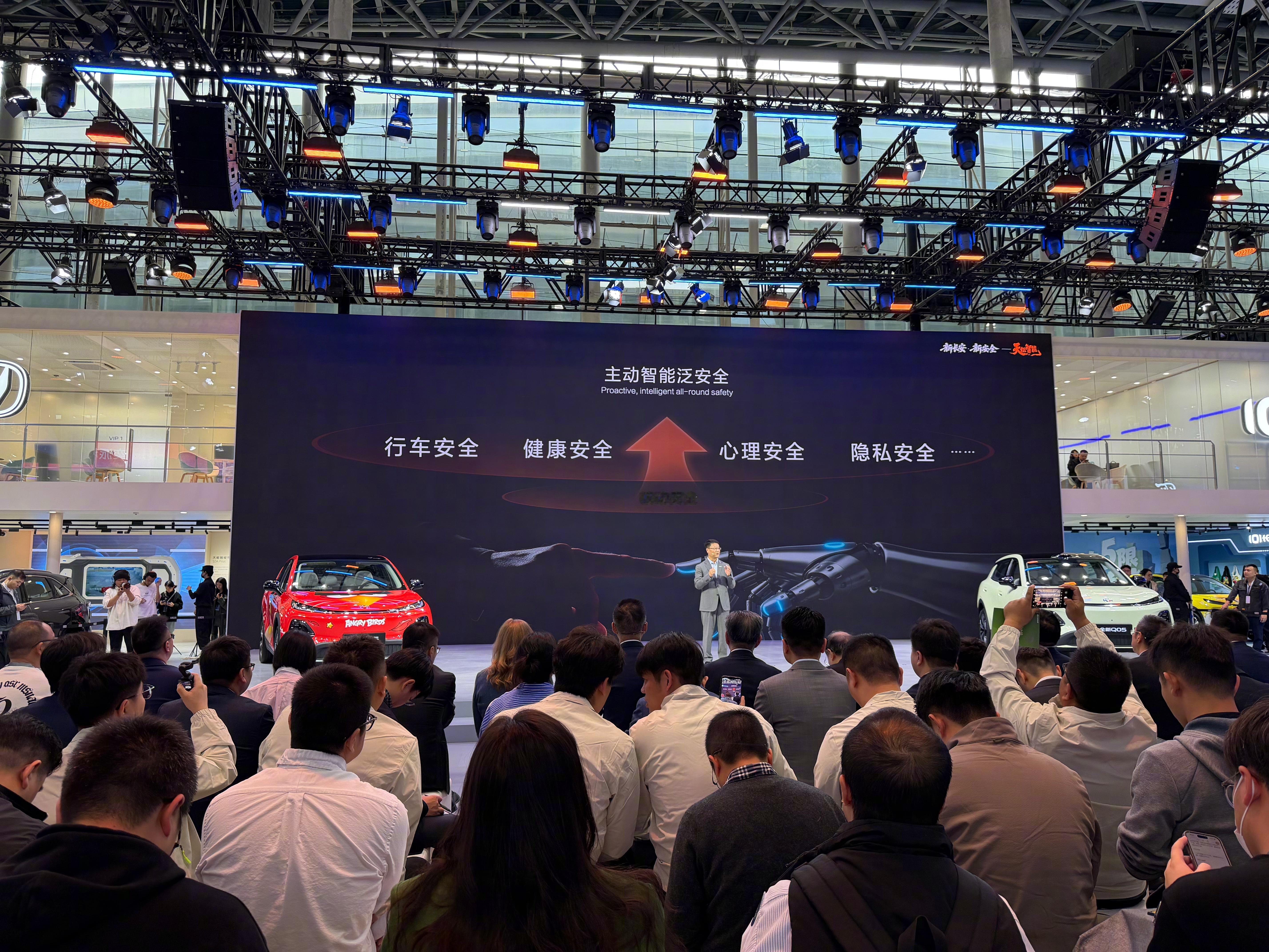 在今年广州车展上，长安公布了全新智能技术体系——天枢智能。它不再把智能分成一个个