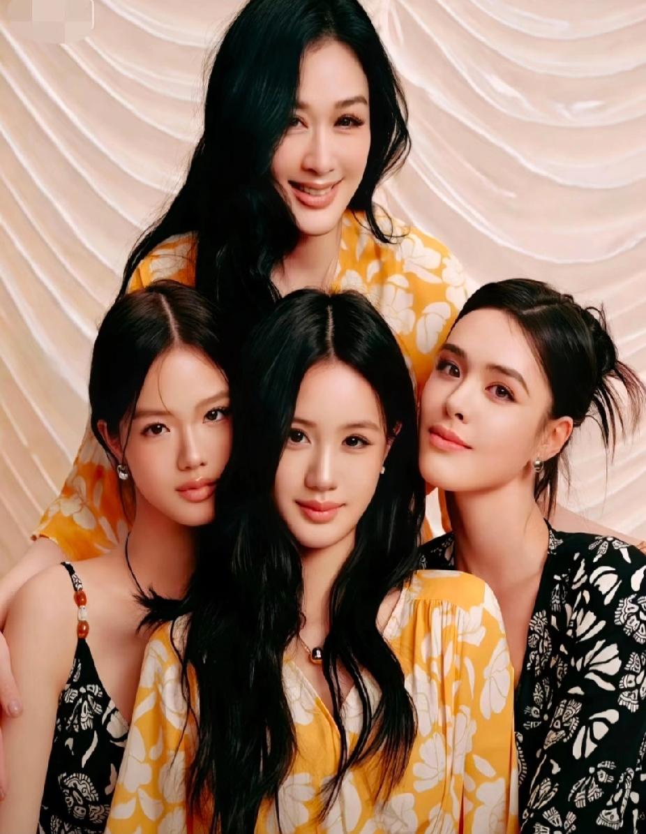 钟丽缇母女四人同框，颜值惊艳，穿搭默契满分💛
 
55岁的钟丽缇与三个女儿的同
