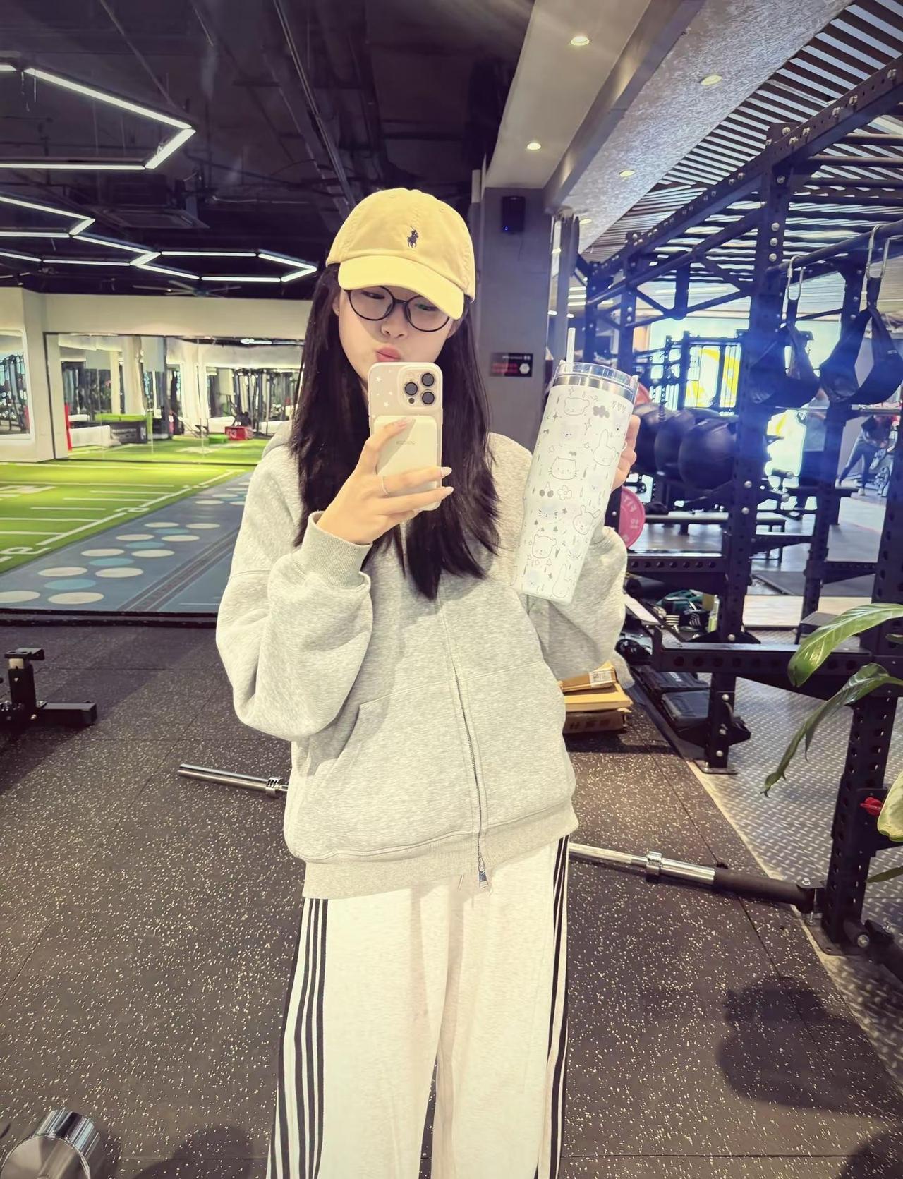 人不需要过的很幸福 你每天过的怡然自然 你很平静 不要恐惧 就是非常非常好的最近