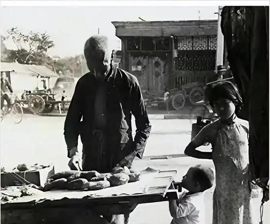 1940年一锅小米饭，战士狼吞虎咽时，大娘的小女儿去哪了？
1940年的山东抗日