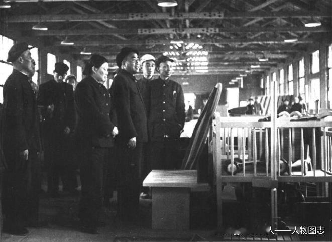 1951年4月16日，朱德视察北京儿童玩具厂。