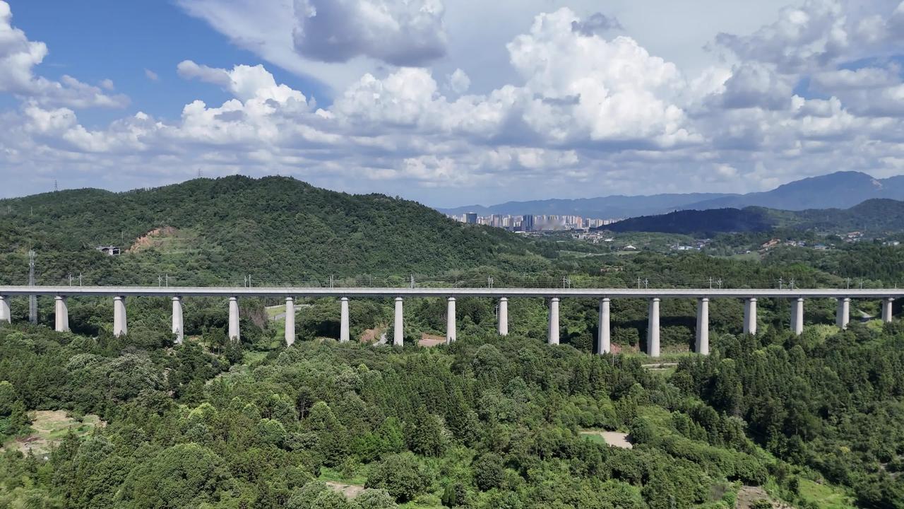 湘西铁路从“十三五”到“十四五”实现92.7%的通车里程跨越，绝非偶然，而是地理