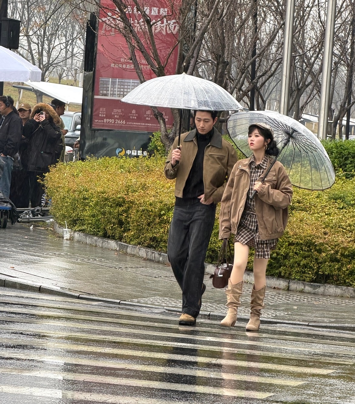 王凯沐岳雨婷路透深情对视有种熟人搭戏的尴尬一个在认真“警告”，一个在认真憋笑岳雨