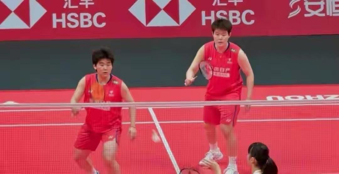 圣坛组合两连胜李白组合，背靠背进决赛，与福岛由纪/松本麻佑争夺印度公开赛的冠军！