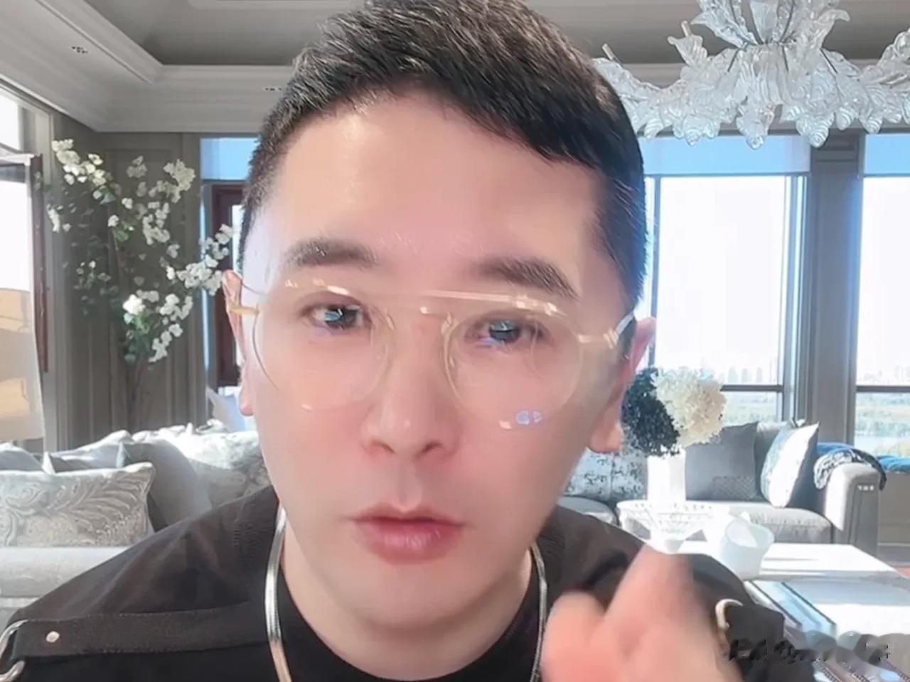 姜鹏：真的，我不能说我头发掉挺多，因为啥我三年，我装修三年斯卡拉三年的疫情。这网