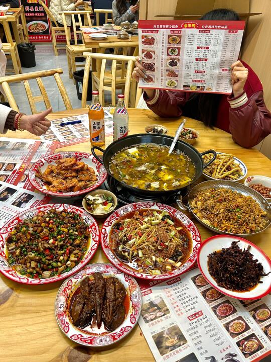 不愧是冷锅鱼排队王，太好吃啦！！