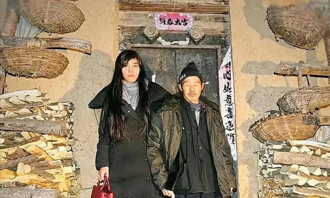 朱雨婷六岁那年被丢到陕西鱼录庆家，我听着都替她冷。
鱼录庆两口子没娃，把她当心头