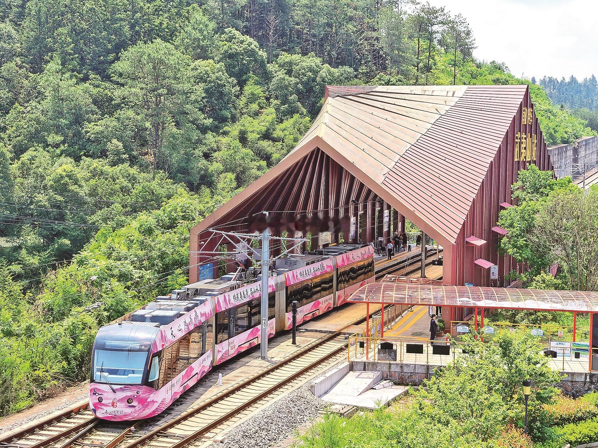 驶出站台的武夷新区旅游观光轨道交通