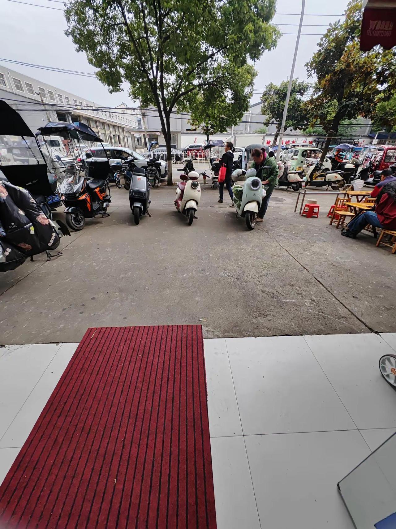干脆把车骑我们店里面多好，还可以避雨