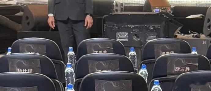 竹林四侠星光大赏座位前后排  竹林四侠前后排 虽然竹林四侠的座位没在一起，但他们