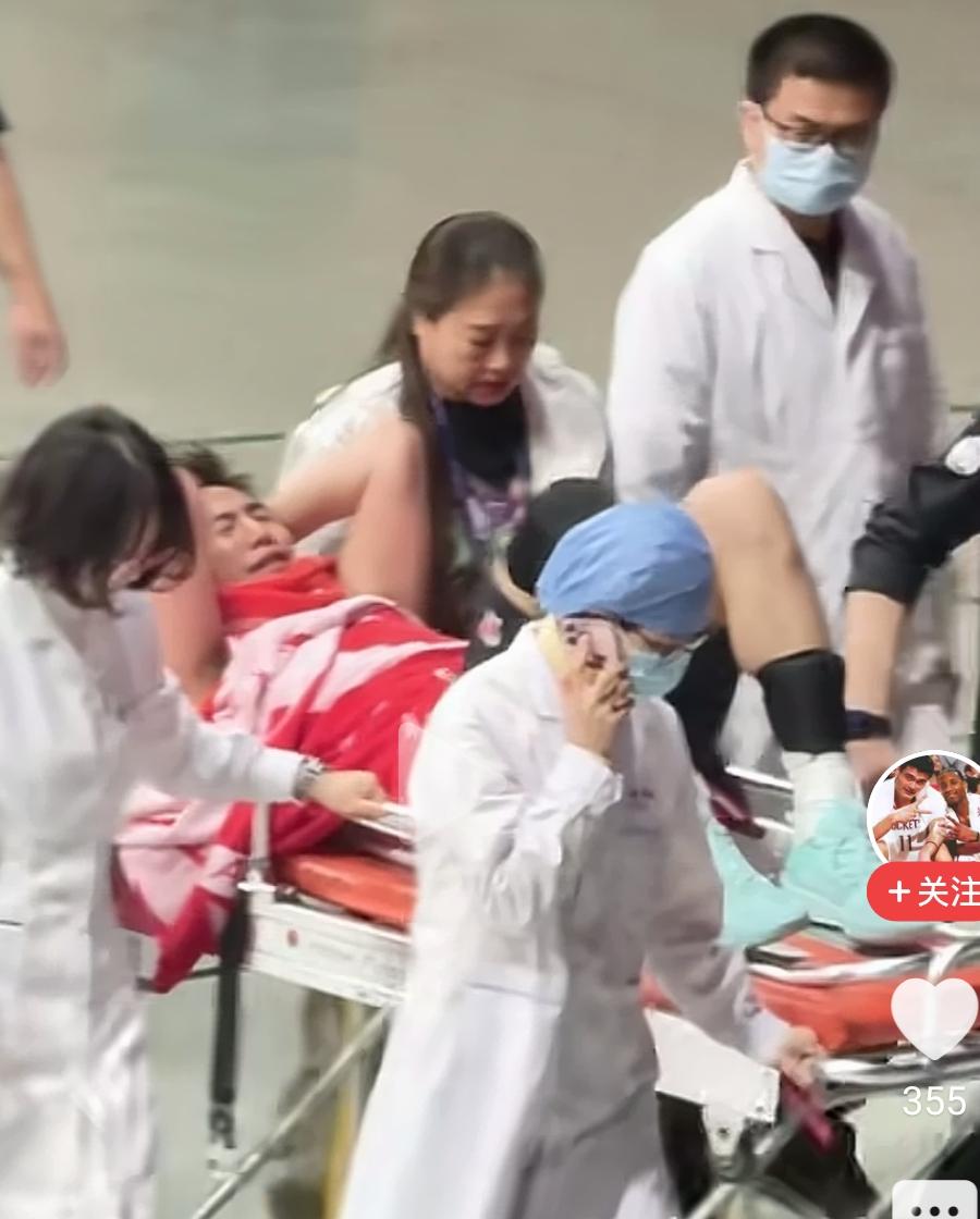 郭艾伦又受伤了，同时又哭了。。
网友调侃他要爷们一点，别一受伤就哭。上次因为眼睛