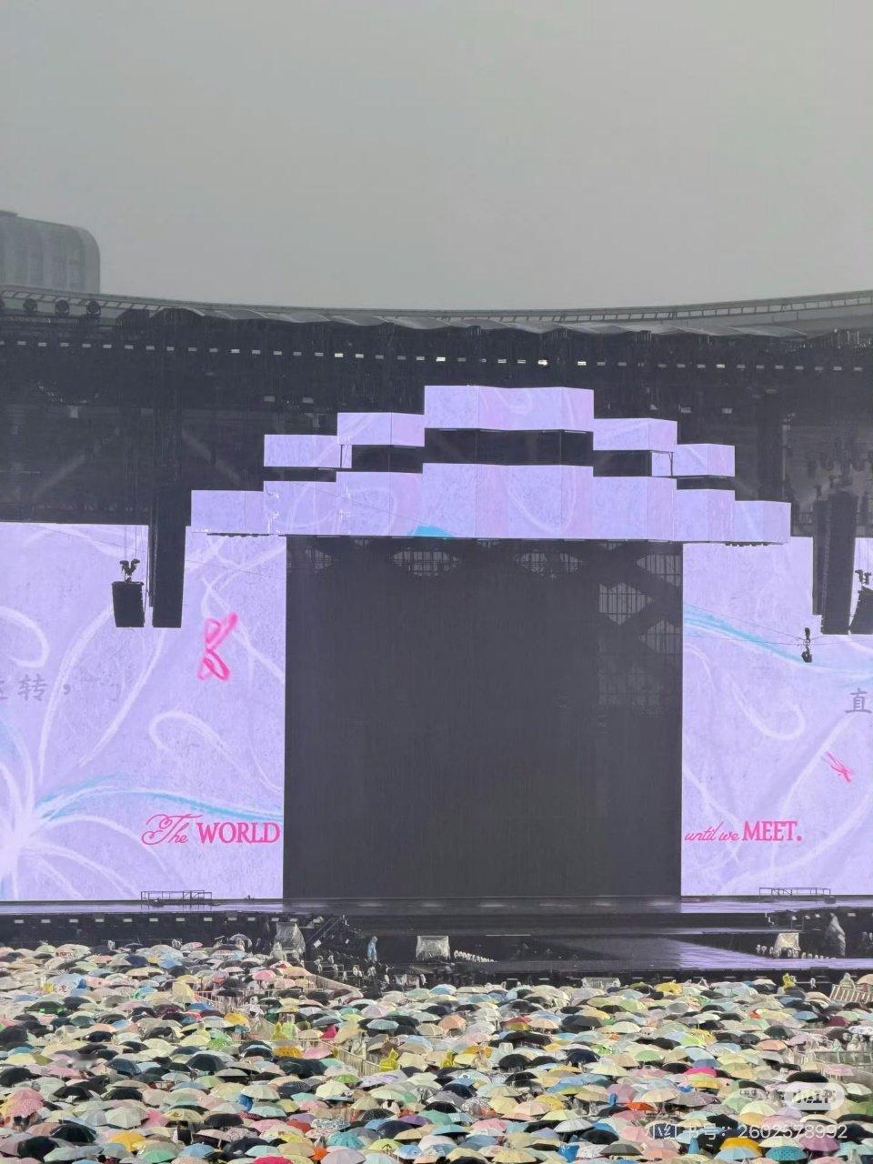 top演唱会大屏故障top演唱会大屏出故障了 貌似是被雨淋坏了 ​ ​​​