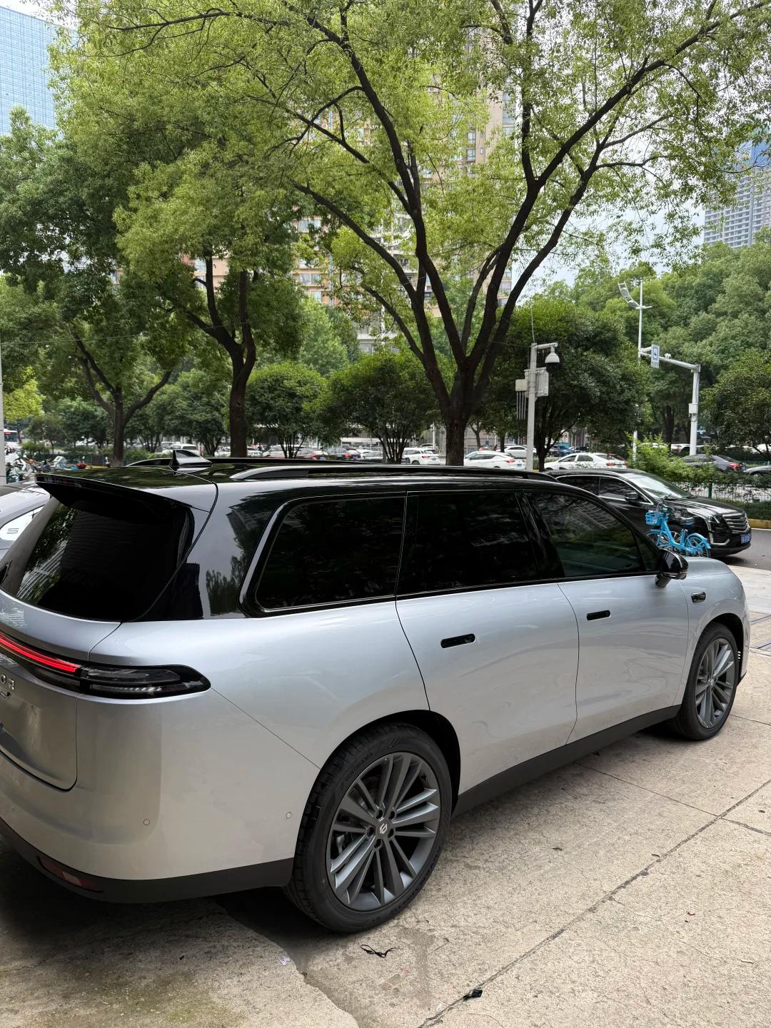 先说智能座舱。高通8295芯片，车机反应贼快。我老婆开车习惯不好，喜欢边开边调空