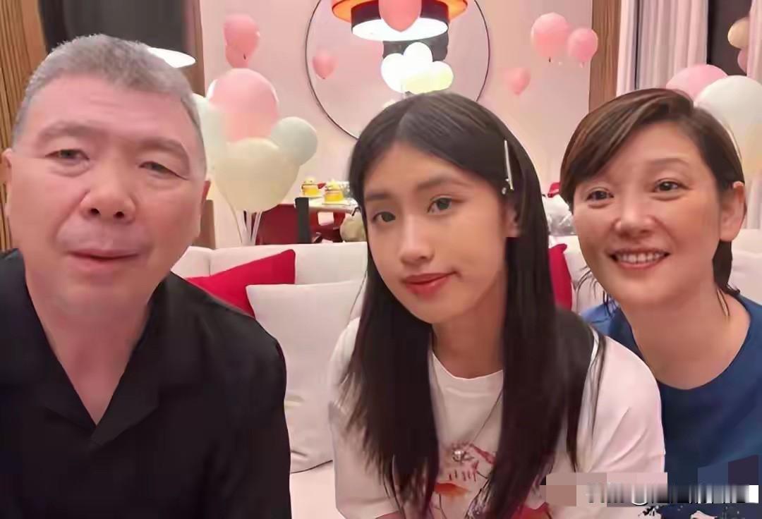 徐帆和冯小刚的养女为啥那么像冯小刚，我就感觉，这个孩子应该是他们亲生的。

那脸