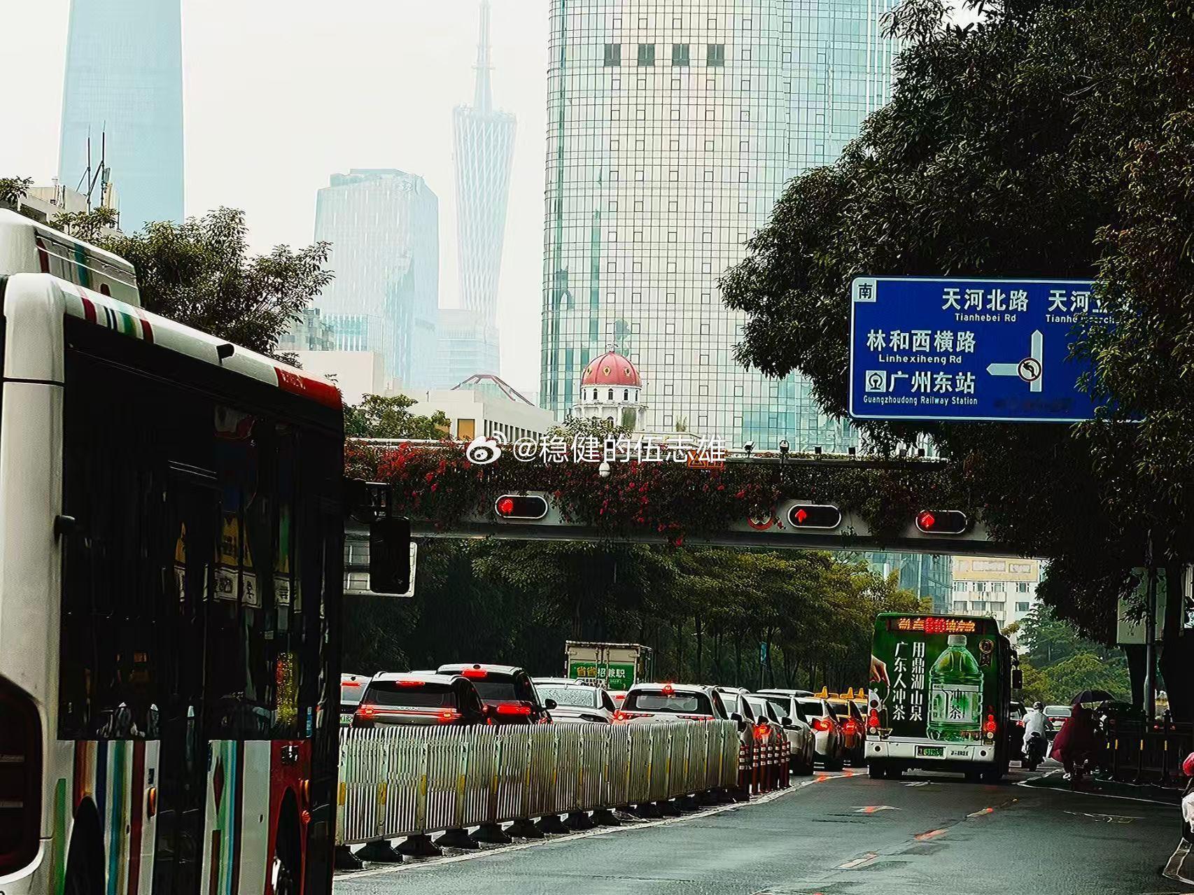下楼吃点东西，咱先不参与这波行情，等你雄哥吃饱了先！金价黄金