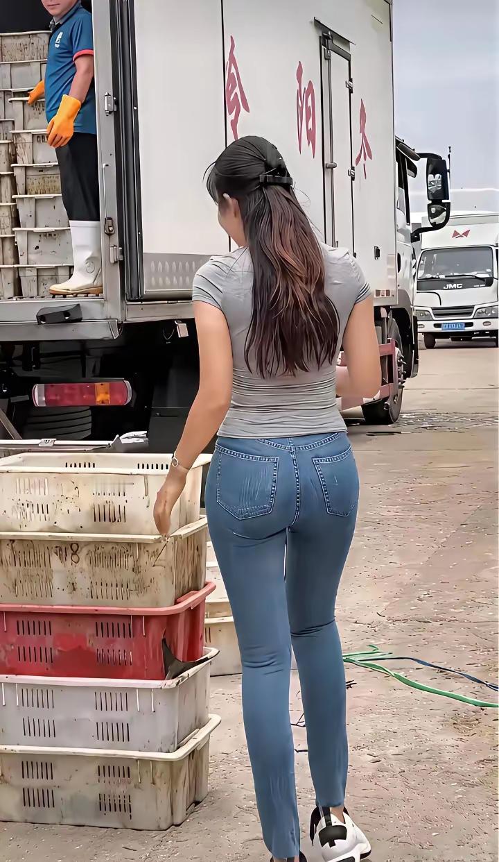 在仓库里辛勤工作的身影，每一步都充满力量！💪🔥