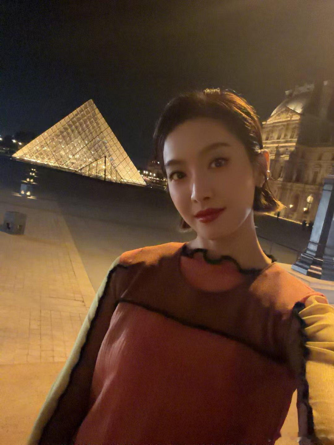 宋茜 Victoria女王 这身 2027早春超季拼色薄纱裙太明媚了，短发配红唇
