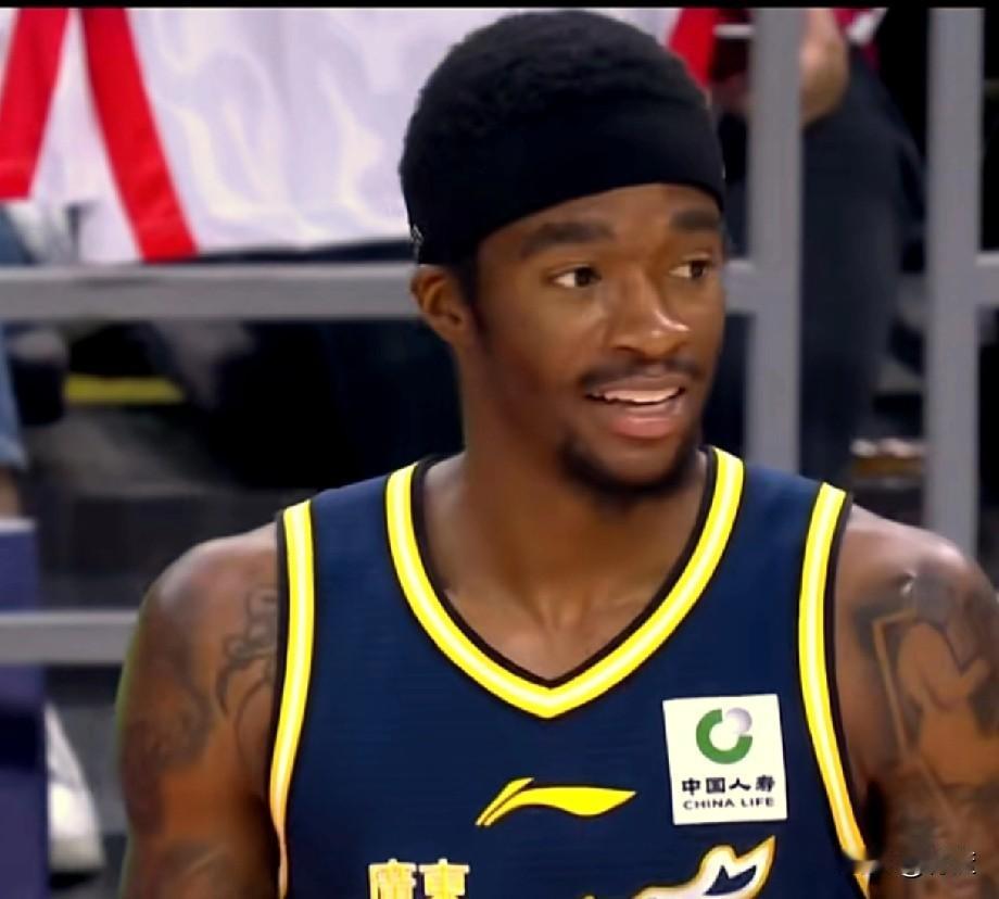 广东东阳光大胜卫冕冠军，
三军用命华南虎守住前四。

今晚CBA赛场的焦点战，“