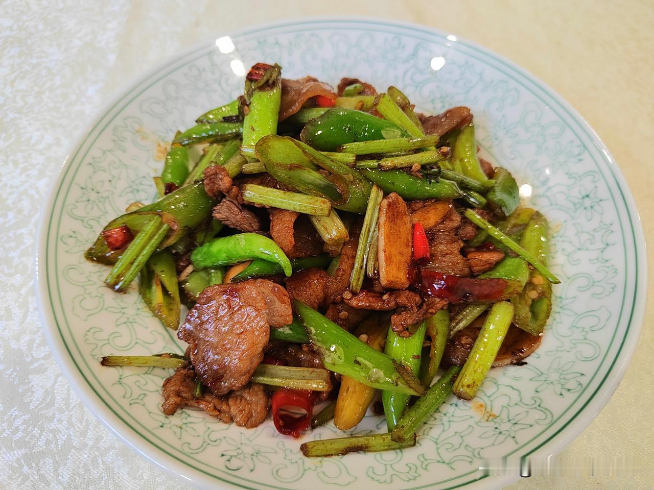 分享今日午餐

今天中午和老伴两个人到周记私房菜龙蟠中路店吃免费双人餐。前几天我