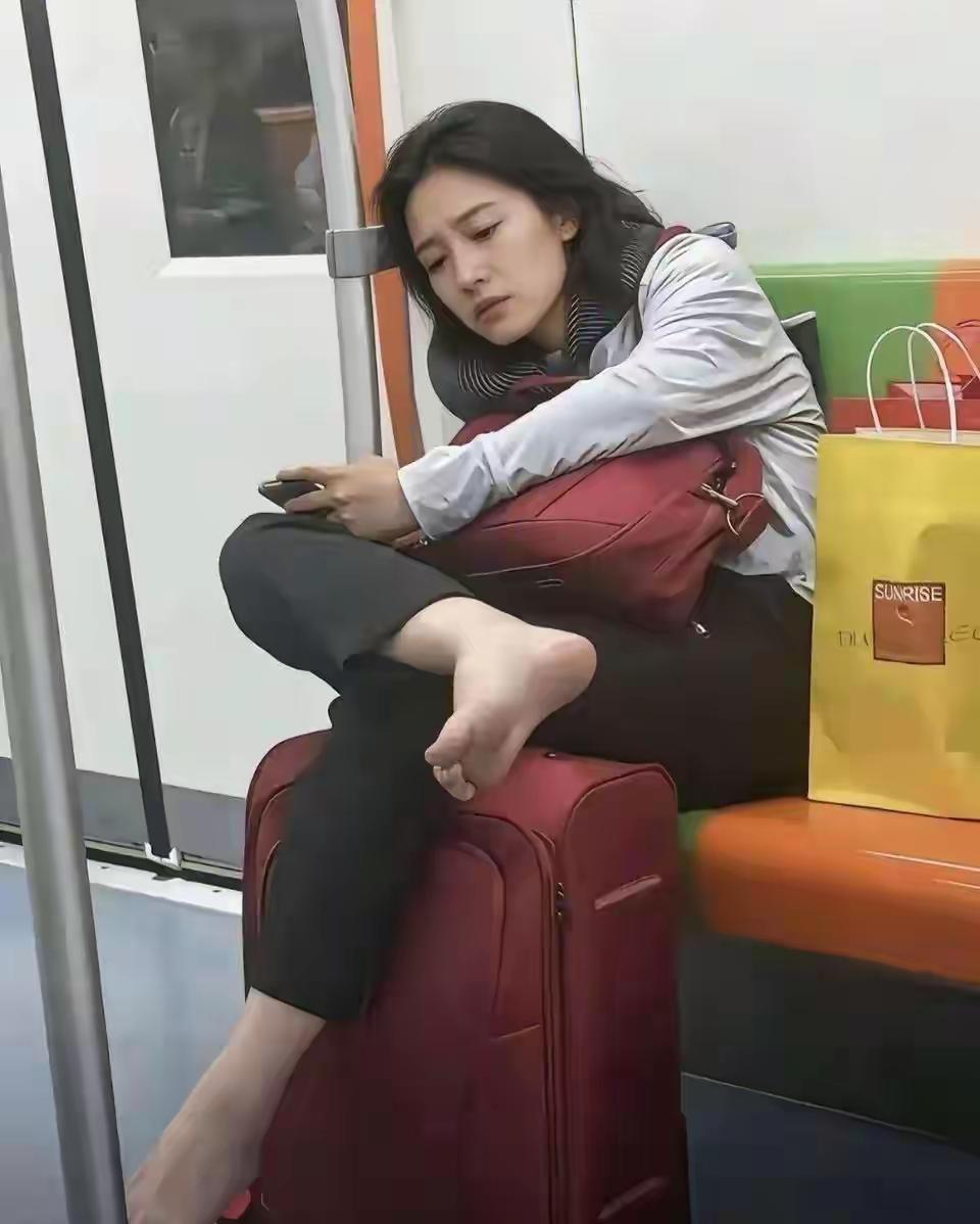 长相美，但肯定是低素质人，公共场合不雅姿势、不礼貌行为[灵光一闪]