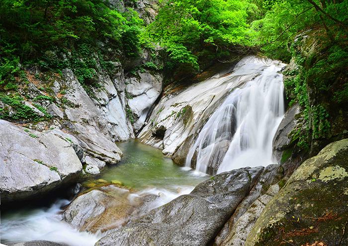 妙香山的狮子瀑布
狮子瀑布位于我国名山妙香山的七星洞山谷。
高12.7米，长69