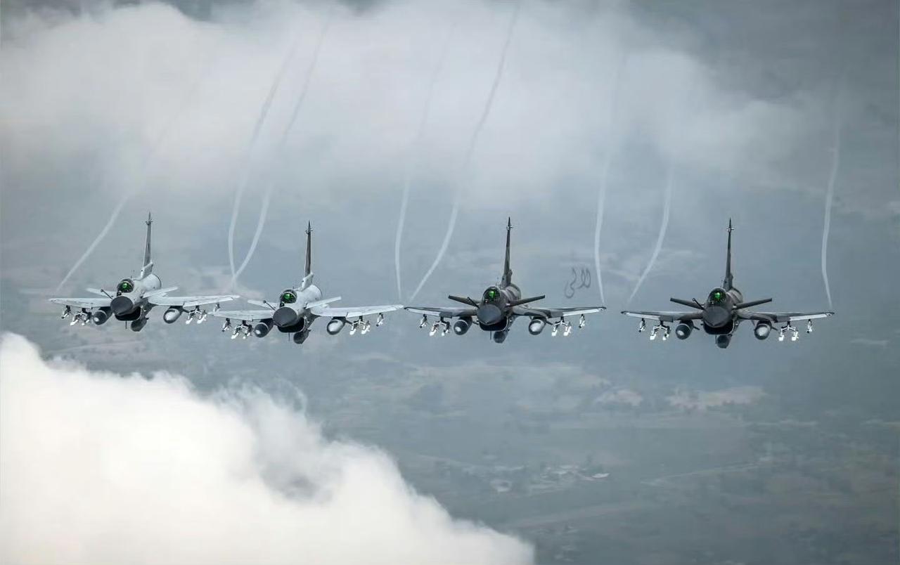 天空中飞过一小队丧彪，这是巴基斯坦空军的歼十C，每架飞机都是4中2近3油的挂载方