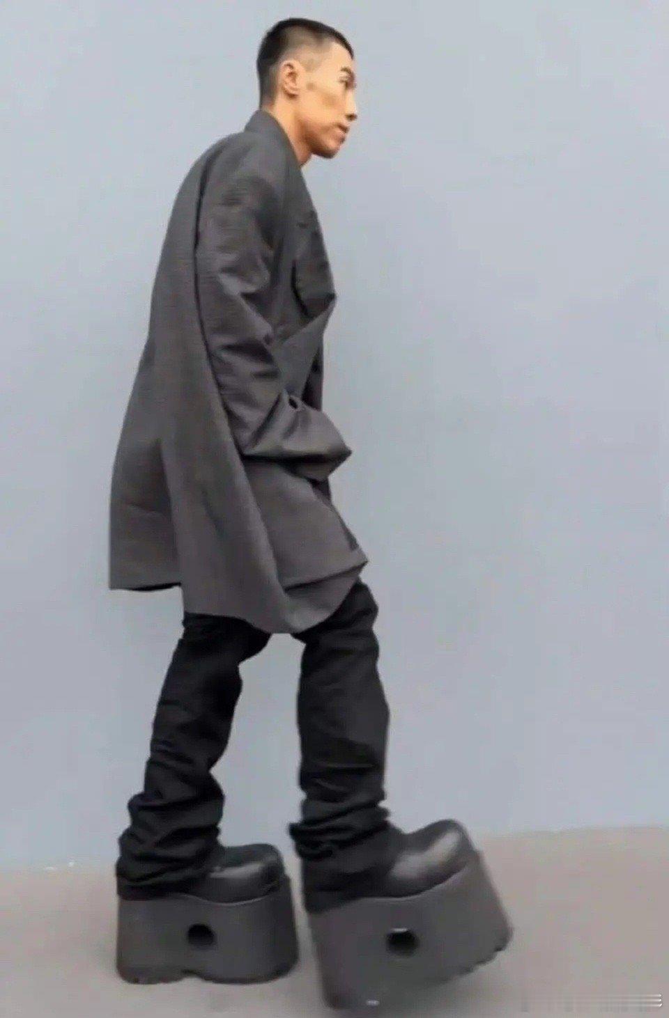 这鞋子是认真的吗，不知道还以为是耍杂技呢[允悲] ​​​