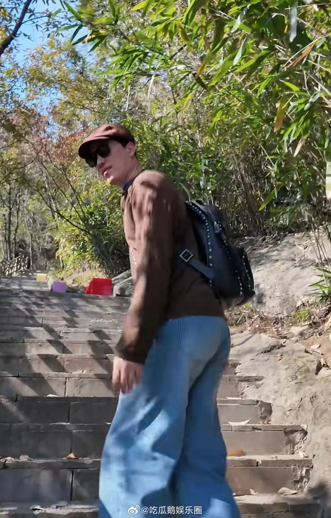 刘翔带老婆游清江画廊，爬山大喘气体力下降，42岁穿得像18大学生！ 