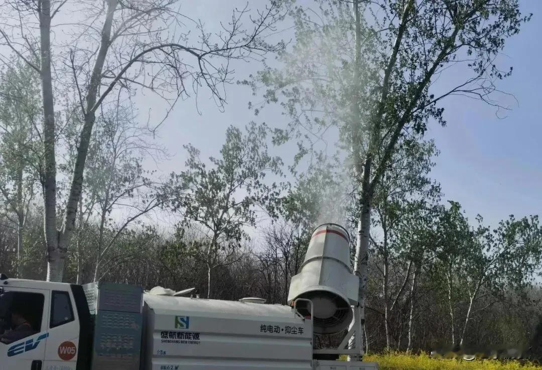 【雾炮“压阵” +水枪“清缝”！石家庄治理飘絮放大招！】4月14日14时，在槐安