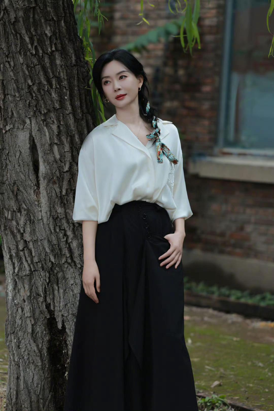 陈数的这身穿搭真的是太美了，美得我不知道该如何用语言形容……

反正我就是觉得，