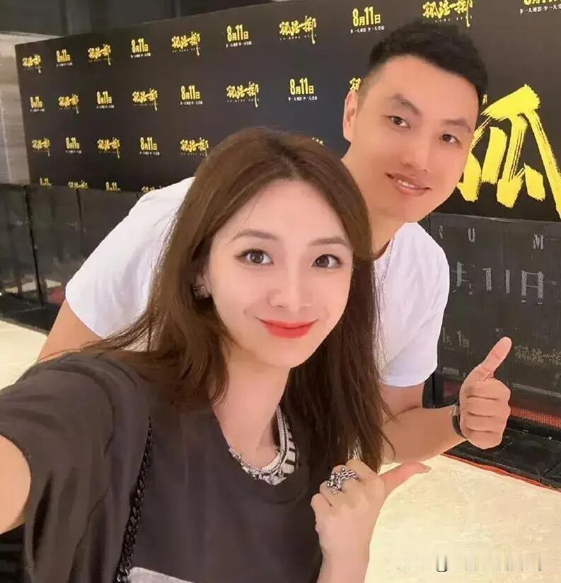 翟晓川的妻子杨思雨长得好漂亮，颜值比有些女明星都要高，翟晓川有2米的身高，她的妻