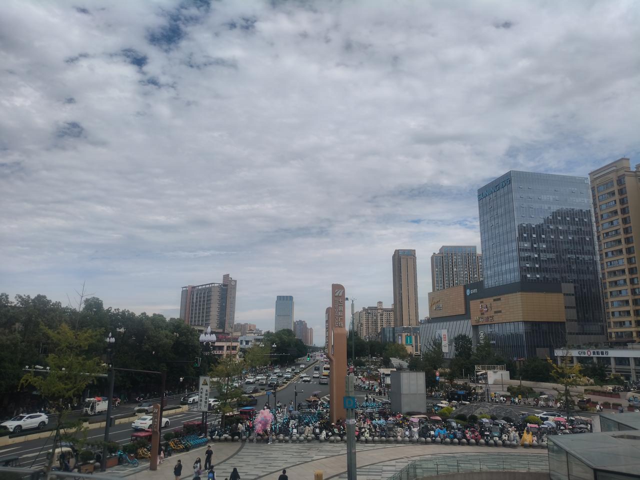 路过成都市新都区七一国际广场，这附近到处洋溢着年轻，时尚，朝气蓬勃的气息，围着七