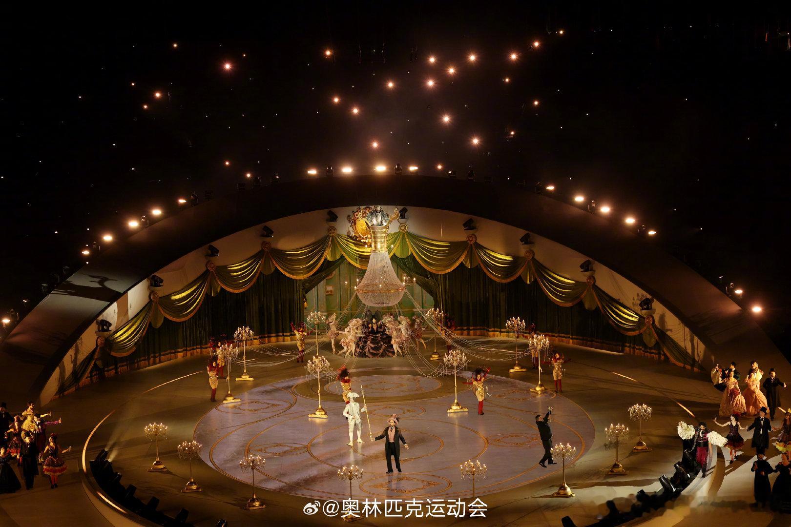 精彩的闭幕式正式开始……在歌剧《茶花女》的恢弘旋律中，经典角色步入聚光灯下。这一