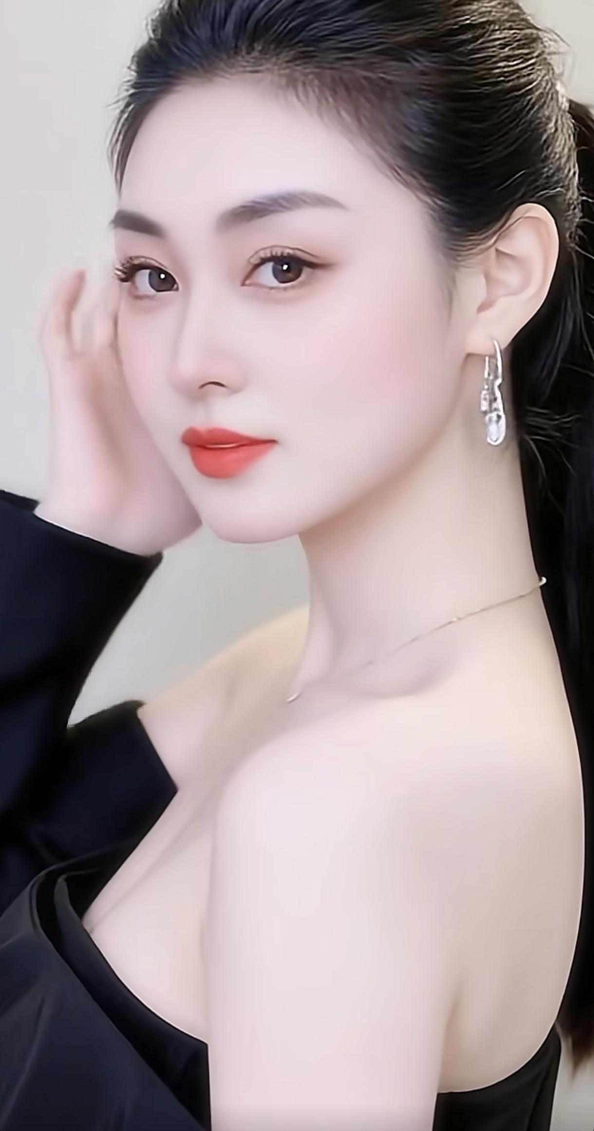 优雅黑裙，红唇轻启，耳畔垂坠，气质非凡。分享阳光下随手拍的照片 高级质感黑裙 黑