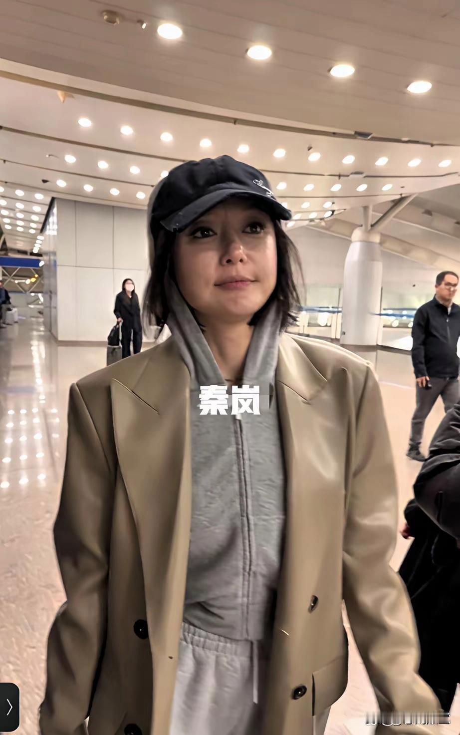 我的天，秦岚怎么变成这样了？
怎么胖了这么多？
果然，人到中年不能胖，
胖不了一