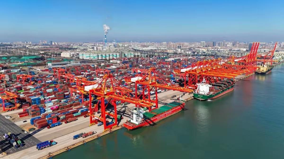 新加坡总统尚达曼在华盛顿喊话中国，让咱们放弃“自给自足”，依赖美欧科技。这可太双