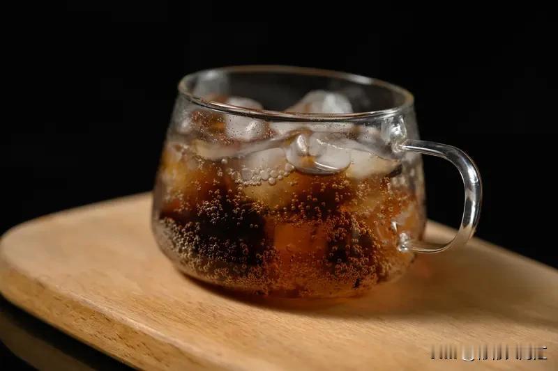 我超爱可乐！每次喝上一口，那气泡在嘴里噼里啪啦炸开的感觉，简直爽翻。我记得有次夏